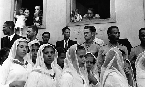 Phóng viên AP Genevieve Naylor (người Mỹ) đã thực hiện loạt ảnh thành phố Rio ở Brazil những năm 1940. Hiện có hàng trăm ngàn du khách đổ về  thành phố đăng cai Olympic 2016 - Rio để theo dõi những cuộc tranh tài thể thao vô cùng hấp dẫn. Trong ảnh là những thiếu nữ ở Rio những năm 1940.